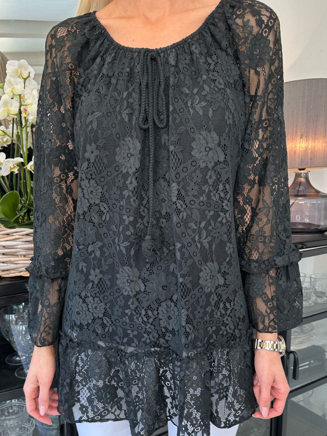 Trille - Sød blondetunika med flæsekant